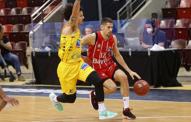 Ludwigsburg , Basketball easyCredit BBL Bundesliga , MHP RIESEN Ludwigsburg vs. Bayern München , von links: Jonah Radebaugh ( Riesen ) Diego Flaccadori ( Bayern )
