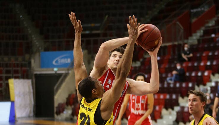 Ludwigsburg , Basketball easyCredit BBL Bundesliga , MHP RIESEN Ludwigsburg vs. Bayern München , Matej Rudan ( Bayern ) gegen Tremmell Darden ( Riesen )