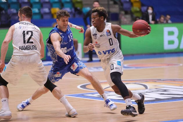 Fraport Skyliners - Hamburg Towers, easyCredit BBL TJ Shorts (Hamburg Towers, 0) gegen Joe Rahon (Fraport Skyliners, 18). Basketball-Spiel der easyCredit BBL zwischen den Fraport Skyliners und den Hamburg Towers am 9. Mai 2021 in der Fraport-Arena in Frankfurt am Main., Frankfurt am Main Hessen Deutschland Fraport-Arena
