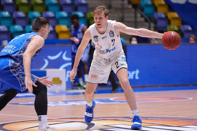 Fraport Skyliners - Hamburg Towers, easyCredit BBL Jordan Swing (Hamburg Towers, 2) gegen Bruno Vrcic (Fraport Skyliners, 7). Basketball-Spiel der easyCredit BBL zwischen den Fraport Skyliners und den Hamburg Towers am 9. Mai 2021 in der Fraport-Arena in Frankfurt am Main., Frankfurt am Main Hessen Deutschland Fraport-Arena