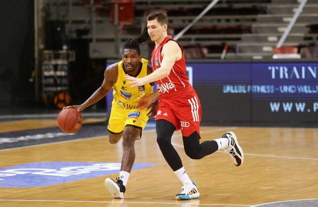 Ludwigsburg , Basketball easyCredit BBL Bundesliga , MHP RIESEN Ludwigsburg vs. Bayern München , von links: Jaleen Smith ( Riesen ) David Krämer ( Bayern )
