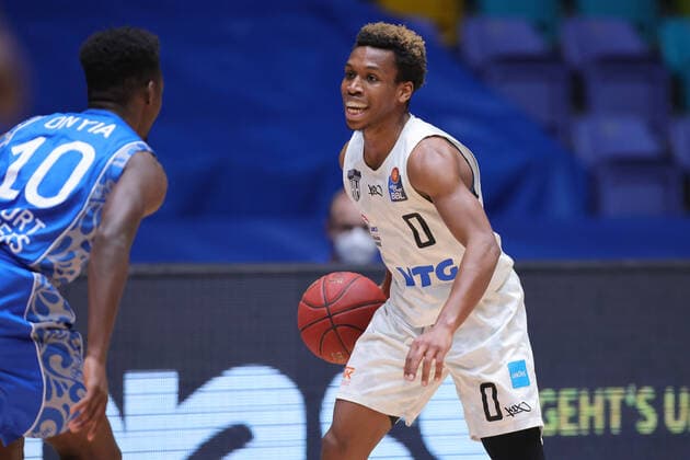 Fraport Skyliners - Hamburg Towers, easyCredit BBL TJ Shorts (Hamburg Towers, 0) gegen Alvin Onyia (Fraport Skyliners, 10). Basketball-Spiel der easyCredit BBL zwischen den Fraport Skyliners und den Hamburg Towers am 9. Mai 2021 in der Fraport-Arena in Frankfurt am Main., Frankfurt am Main Hessen Deutschland Fraport-Arena