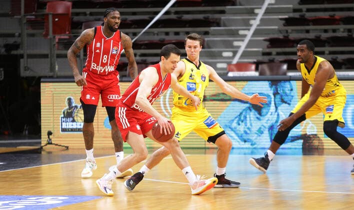 Ludwigsburg , Basketball easyCredit BBL Bundesliga , MHP RIESEN Ludwigsburg vs. Bayern München , von links: Zan Sisko ( Bayern ) Jordan Hulls ( Riesen )