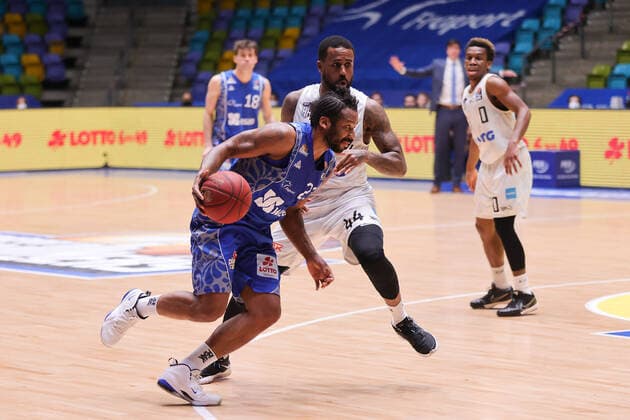 Fraport Skyliners - Hamburg Towers, easyCredit BBL Quantez Robertson (Fraport Skyliners, 23) gegen Bryce Taylor (Hamburg Towers, 44). Basketball-Spiel der easyCredit BBL zwischen den Fraport Skyliners und den Hamburg Towers am 9. Mai 2021 in der Fraport-Arena in Frankfurt am Main., Frankfurt am Main Hessen Deutschland Fraport-Arena