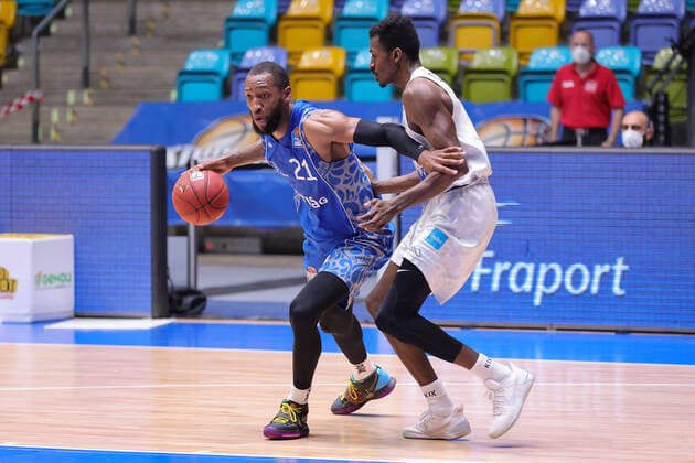 Fraport Skyliners - Hamburg Towers, easyCredit BBL Kamari Murphy (Fraport Skyliners, 21) gegen Zac Cuthbertson (Hamburg Towers, 40). Basketball-Spiel der easyCredit BBL zwischen den Fraport Skyliners und den Hamburg Towers am 9. Mai 2021 in der Fraport-Arena in Frankfurt am Main., Frankfurt am Main Hessen Deutschland Fraport-Arena