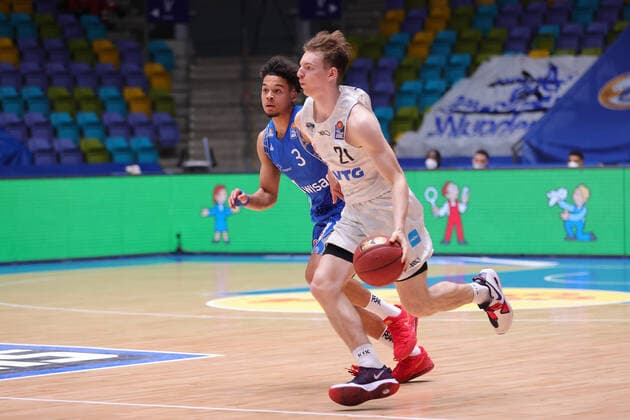 Fraport Skyliners - Hamburg Towers, easyCredit BBL Justus Hollatz (Hamburg Towers, 21) gegen Maximilian Begue (Fraport Skyliners, 3). Basketball-Spiel der easyCredit BBL zwischen den Fraport Skyliners und den Hamburg Towers am 9. Mai 2021 in der Fraport-Arena in Frankfurt am Main., Frankfurt am Main Hessen Deutschland Fraport-Arena