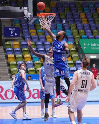 Fraport Skyliners - Hamburg Towers, easyCredit BBL Rebound von Kamari Murphy (Fraport Skyliners, 21) gegen Terry Allen (Hamburg Towers, 25). Basketball-Spiel der easyCredit BBL zwischen den Fraport Skyliners und den Hamburg Towers am 9. Mai 2021 in der Fraport-Arena in Frankfurt am Main., Frankfurt am Main Hessen Deutschland Fraport-Arena