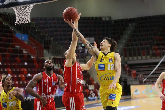 Ludwigsburg , Basketball easyCredit BBL Bundesliga , MHP RIESEN Ludwigsburg vs. Bayern München , von links: Robin Amaize ( Bayern ) Jonah Radebaugh ( Riesen )