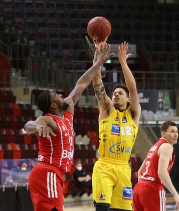Ludwigsburg , Basketball easyCredit BBL Bundesliga , MHP RIESEN Ludwigsburg vs. Bayern München , von links: Jalen Reynolds( Bayern ) Jonah Radebaugh ( Riesen )