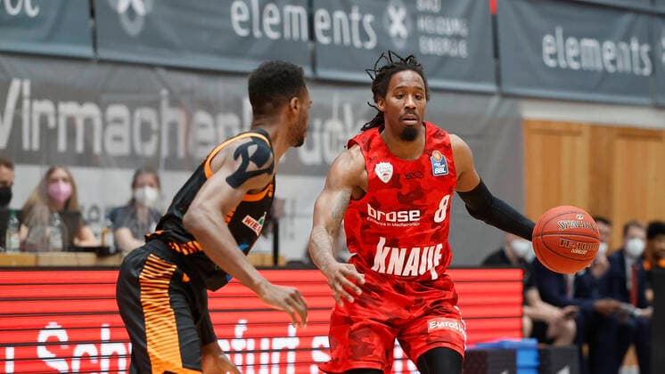 09.05.2021, Basketball, BBL 2020 2021, 34. Spieltag, s.Oliver Wuerzburg - RASTA Vechta, GER, Wuerzburg, s.Oliver Arena, Bild: v. li. Josh Young (Rasta Vechta) und Robert Lowery (s.Oliver Wuerzburg) Copyright: HMBxMedia xHeikoxBecker