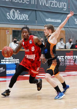 09.05.2021, Basketball, BBL 2020 2021, 34. Spieltag, s.Oliver Wuerzburg - RASTA Vechta, GER, Wuerzburg, s.Oliver Arena, Bild: v. li. Robert Lowery (s.Oliver Wuerzburg) und Jannes Hundt (Rasta Vechta) Copyright: HMBxMedia xHeikoxBecker