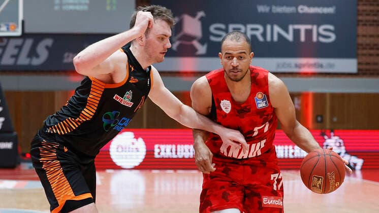 09.05.2021, Basketball, BBL 2020 2021, 34. Spieltag, s.Oliver Wuerzburg - RASTA Vechta, GER, Wuerzburg, s.Oliver Arena, Bild: v. li. Philipp Herkenhoff (Rasta Vechta) und Alex King (s.Oliver Wuerzburg) Copyright: HMBxMedia xHeikoxBecker