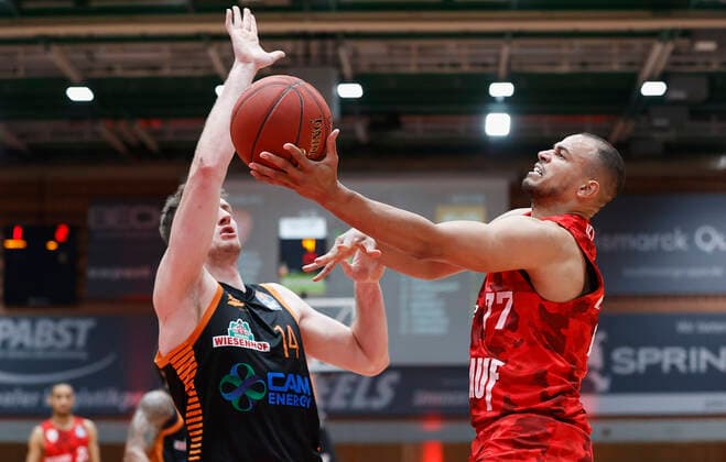 09.05.2021, Basketball, BBL 2020 2021, 34. Spieltag, s.Oliver Wuerzburg - RASTA Vechta, GER, Wuerzburg, s.Oliver Arena, Bild: v. li. Philipp Herkenhoff (Rasta Vechta) und Alex King (s.Oliver Wuerzburg) Copyright: HMBxMedia xHeikoxBecker