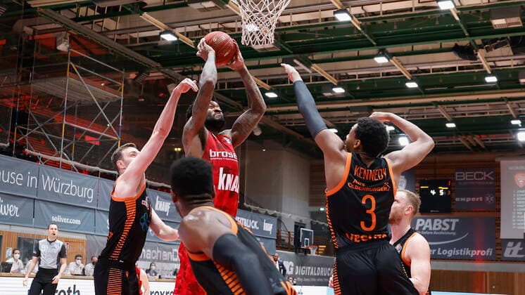 09.05.2021, Basketball, BBL 2020 2021, 34. Spieltag, s.Oliver Wuerzburg - RASTA Vechta, GER, Wuerzburg, s.Oliver Arena, Bild: v. li. Philipp Herkenhoff (Rasta Vechta), Perry Jones III (s.Oliver Wuerzburg) und Sha Markus Kennedy (Rasta Vechta) Copyright: HMBxMedia xHeikoxBecker