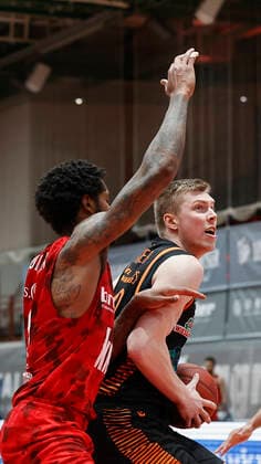 09.05.2021, Basketball, BBL 2020 2021, 34. Spieltag, s.Oliver Wuerzburg - RASTA Vechta, GER, Wuerzburg, s.Oliver Arena, Bild: v. li. Perry Jones III (s.Oliver Wuerzburg) und Bjoern Rohwer (Rasta Vechta) Copyright: HMBxMedia xHeikoxBecker