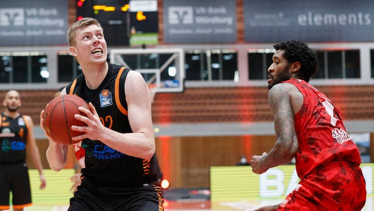 09.05.2021, Basketball, BBL 2020 2021, 34. Spieltag, s.Oliver Wuerzburg - RASTA Vechta, GER, Wuerzburg, s.Oliver Arena, Bild: v. li. Bjoern Rohwer (Rasta Vechta) und Perry Jones III (s.Oliver Wuerzburg) Copyright: HMBxMedia xHeikoxBecker
