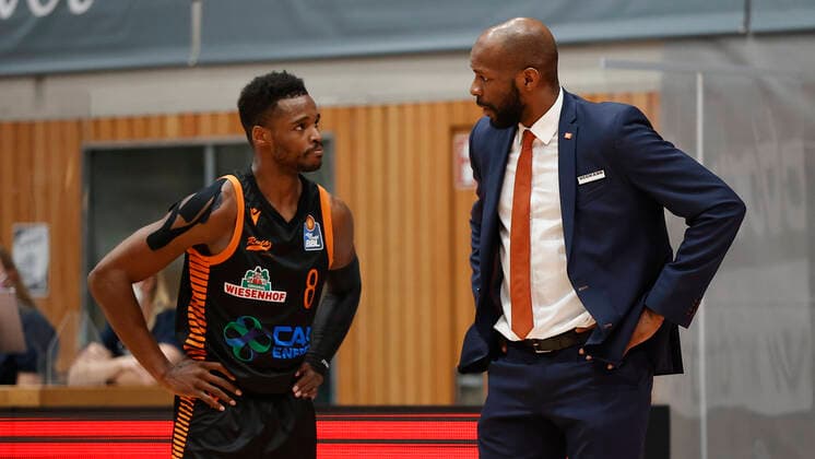 09.05.2021, Basketball, BBL 2020 2021, 34. Spieltag, s.Oliver Wuerzburg - RASTA Vechta, GER, Wuerzburg, s.Oliver Arena, Bild: v. li. Josh Young (Rasta Vechta) und Headcoach Derrick Allen (Rasta Vechta) Copyright: HMBxMedia xHeikoxBecker