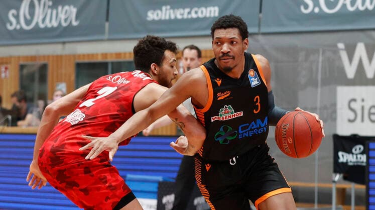 09.05.2021, Basketball, BBL 2020 2021, 34. Spieltag, s.Oliver Wuerzburg - RASTA Vechta, GER, Wuerzburg, s.Oliver Arena, Bild: v. li. Brekkott Chapman (s.Oliver Wuerzburg) und Sha Markus Kennedy (Rasta Vechta) Copyright: HMBxMedia xHeikoxBecker
