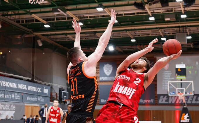 09.05.2021, Basketball, BBL 2020 2021, 34. Spieltag, s.Oliver Wuerzburg - RASTA Vechta, GER, Wuerzburg, s.Oliver Arena, Bild: v. li. Will Vorhees (Rasta Vechta) und Brekkott Chapman (s.Oliver Wuerzburg) Copyright: HMBxMedia xHeikoxBecker