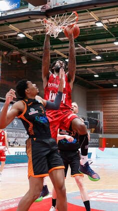 09.05.2021, Basketball, BBL 2020 2021, 34. Spieltag, s.Oliver Wuerzburg - RASTA Vechta, GER, Wuerzburg, s.Oliver Arena, Bild: v. li. Sha Markus Kennedy (Rasta Vechta), Perry Jones III (s.Oliver Wuerzburg) und Robin Christen (Rasta Vechta) Copyright: HMBxMedia xHeikoxBecker