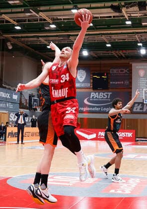 09.05.2021, Basketball, BBL 2020 2021, 34. Spieltag, s.Oliver Wuerzburg - RASTA Vechta, GER, Wuerzburg, s.Oliver Arena, Bild: v. li. Robin Christen (Rasta Vechta) und Felix Hoffmann (s.Oliver Wuerzburg) Copyright: HMBxMedia xHeikoxBecker