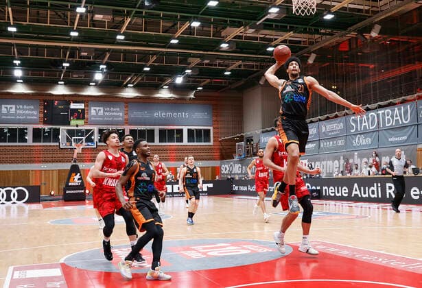 09.05.2021, Basketball, BBL 2020 2021, 34. Spieltag, s.Oliver Wuerzburg - RASTA Vechta, GER, Wuerzburg, s.Oliver Arena, Bild: v. li. Jordan Barnett (Rasta Vechta) Copyright: HMBxMedia xHeikoxBecker