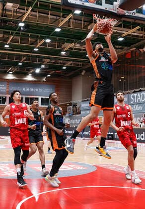 09.05.2021, Basketball, BBL 2020 2021, 34. Spieltag, s.Oliver Wuerzburg - RASTA Vechta, GER, Wuerzburg, s.Oliver Arena, Bild: v. li. Jordan Barnett (Rasta Vechta) Copyright: HMBxMedia xHeikoxBecker