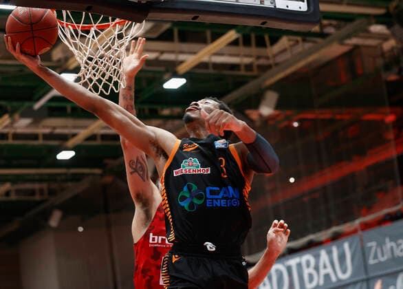 09.05.2021, Basketball, BBL 2020 2021, 34. Spieltag, s.Oliver Wuerzburg - RASTA Vechta, GER, Wuerzburg, s.Oliver Arena, Bild: v. li. Brekkott Chapman (s.Oliver Wuerzburg) und Sha Markus Kennedy (Rasta Vechta) Copyright: HMBxMedia xHeikoxBecker