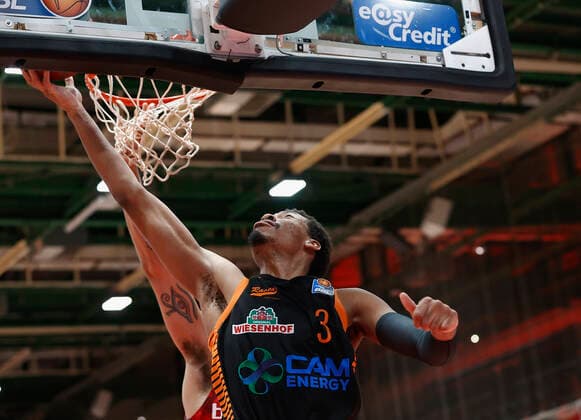 09.05.2021, Basketball, BBL 2020 2021, 34. Spieltag, s.Oliver Wuerzburg - RASTA Vechta, GER, Wuerzburg, s.Oliver Arena, Bild: v. li. Brekkott Chapman (s.Oliver Wuerzburg) und Sha Markus Kennedy (Rasta Vechta) Copyright: HMBxMedia xHeikoxBecker