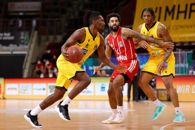 Ludwigsburg , Basketball easyCredit BBL Bundesliga , MHP RIESEN Ludwigsburg vs. Bayern München , v.l. Jaleen Smith (Riesen) D.J Seeley (Bayern) Desi Rodriguez (Riesen)