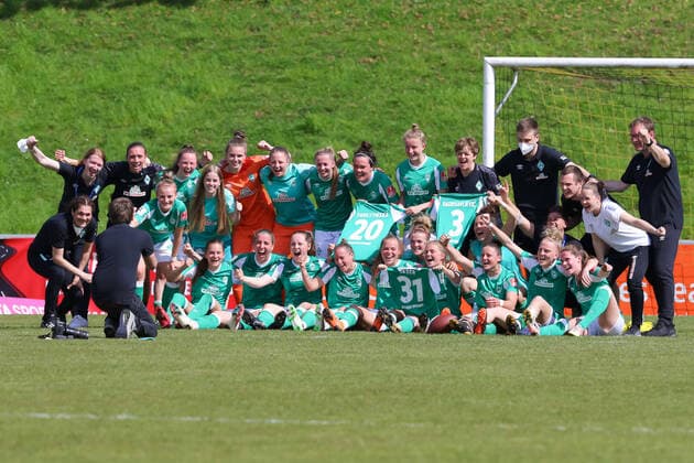 v.li.: Spielerinnen des SV Werder Bremen mit Jubel über den Sieg, Freude über das gewonnene Spiel, den Klassenerhalt, nach dem Abpfiff, DIE DFB-RICHTLINIEN UNTERSAGEN JEGLICHE NUTZUNG VON FOTOS ALS SEQUENZBILDER UND ODER VIDEOÄHNLICHE FOTOSTRECKEN. DFB REGULATIONS PROHIBIT ANY USE OF PHOTOGRAPHS AS IMAGE SEQUENCES AND OR QUASI-VIDEO., DIE DFB-RICHTLINIEN UNTERSAGEN JEGLICHE NUTZUNG VON FOTOS ALS SEQUENZBILDER UND ODER VIDEOÄHNLICHE FOTOSTRECKEN. DFB REGULATIONS PROHIBIT ANY USE OF PHOTOGRAPHS AS IMAGE SEQUENCES AND OR QUASI-VIDEO., 09.05.2021, Duisburg (Deutschland), Fussball, Flyeralarm Frauen-Bundesliga, MSV Duisburg - SV Werder Bremen *** v li Players of SV Werder Bremen celebrating the victory, joy about the won game, the class preservation, after the final whistle, THE DFB DIRECTIVES PROHIBIT ANY USE OF PHOTOGRAPHS AS IMAGE SEQUENCES AND OR VIDEO SIMILAR PHOTOSTRACKS DFB REGULATES PROHIBIT ANY USE OF PHOTOGRAPHS AS IMAGE SEQUENCES AND OR QUASI VIDEO , THE DFB DIRECTIVES PROHIBIT ANY USE OF PHOTOGRAPHS AS IMAGE SEQUENCES AND OR VIDEO LIKE PHOTOSTRACKS DFB REGULATIONS PROHIBIT ANY USE OF PHOTOGRAPHS AS IMAGE SEQUENCES AND OR QUASI VIDEO , 09 05 2021, Duisburg Germany , Football, Flyeralarm Frauen Bundesliga, MSV Duisburg SV Werder Bremen xobx