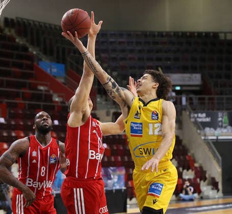 V.li. Robin Amaize (Bayern), Jonah Radebaugh (Riesen) . MHP Riesen Ludwigsburg vs. Bayern München . Basketball-Bundesliga 2020-2021. Ludwigsburg , GER, 02.05.2021,