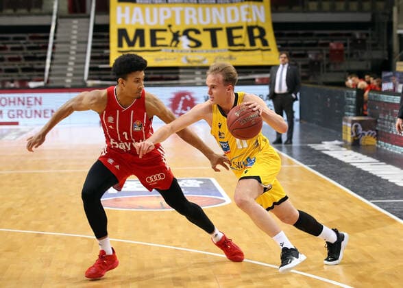 V.li. Jason George (Bayern), Lukas Herzog (Riesen) . MHP Riesen Ludwigsburg vs. Bayern München . Basketball-Bundesliga 2020-2021. Ludwigsburg , GER, 02.05.2021,