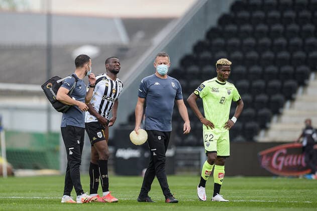 Sortie sur blessure de Ibrahim AMADOU ( 18 - Angers ) - NDONG Didier ( 22 - Dijon FCO ) - FOOTBALL : Angers vs Dijon - Ligue 1 - Angers - 09 05 2021 FedericoPestellini Panoramic 