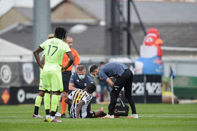 Sortie sur blessure de Ibrahim AMADOU ( 18 - Angers ) - FOOTBALL : Angers vs Dijon - Ligue 1 - Angers - 09 05 2021 FedericoPestellini Panoramic 