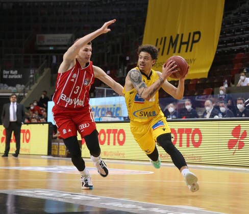 V.li. David Krämer (Bayern), Jonah Radebaugh (Riesen) . MHP Riesen Ludwigsburg vs. Bayern München . Basketball-Bundesliga 2020-2021. Ludwigsburg , GER, 02.05.2021,