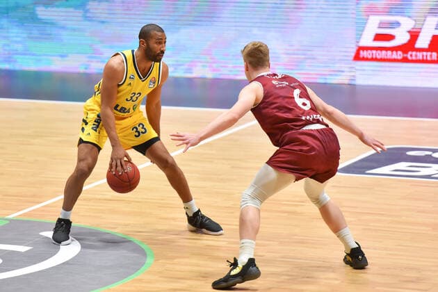 Chemnitz, Deutschland 09. Mai 2021: 1. BBL - 2020 2021 - Niners Chemnitz vs. Alba Berlin v. li. im Zweikampf Jayson Granger (Berlin) und Luis Figge (Chemnitz) Messe Chemnitz Sachsen Copyright: xFotostandx xDostmannx