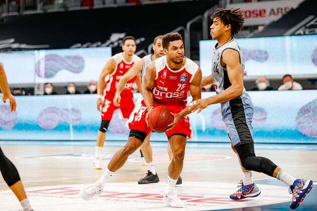 links Kenneth Ogbe (Brose Bamberg, 25) rechts 24 Jeremy Jones (HAKRO Merlins Crailsheim) Brose Bamberg - HAKRO Merlins Crailsheim - easyCredit-BBL - Basketball Bundesliga - Basketball Saison 2020 21 - 34. Spieltag, 09.05.2021 Bamberg, Brose Arena Copyright: DanielxLöb