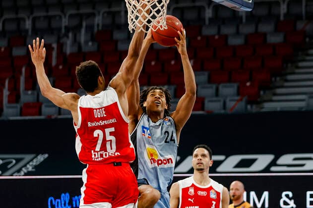 links Kenneth Ogbe (Brose Bamberg, 25) «Mitte 24 Jeremy Jones (HAKRO Merlins Crailsheim) rechts Dominic Lockhart (Brose Bamberg, 03) Brose Bamberg - HAKRO Merlins Crailsheim - easyCredit-BBL - Basketball Bundesliga - Basketball Saison 2020 21 - 34. Spieltag, 09.05.2021 Bamberg, Brose Arena Copyright: DanielxLöb