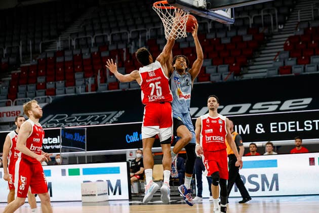links Kenneth Ogbe (Brose Bamberg, 25) «Mitte 24 Jeremy Jones (HAKRO Merlins Crailsheim) rechts Dominic Lockhart (Brose Bamberg, 03) Brose Bamberg - HAKRO Merlins Crailsheim - easyCredit-BBL - Basketball Bundesliga - Basketball Saison 2020 21 - 34. Spieltag, 09.05.2021 Bamberg, Brose Arena Copyright: DanielxLöb