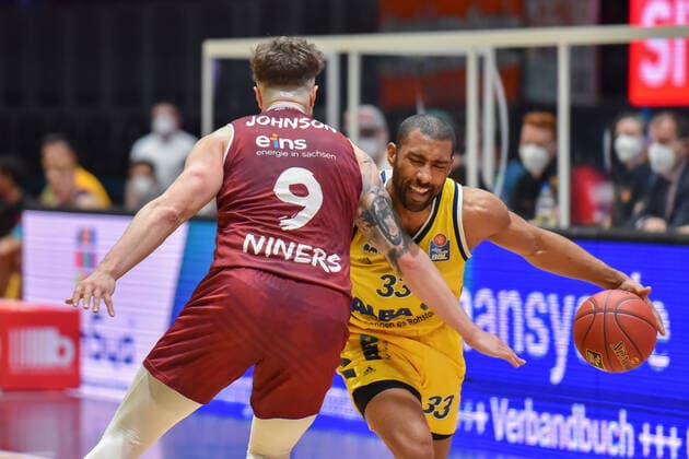 Chemnitz, Deutschland 09. Mai 2021: 1. BBL - 2020 2021 - Niners Chemnitz vs. Alba Berlin v. li. im Zweikampf Dominique Johnson (Chemnitz) und Jayson Granger (Berlin) Messe Chemnitz Sachsen Copyright: xFotostandx xDostmannx