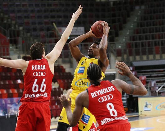 V.li. Matej Rudan (Bayern), Yorman Polas Bartolo (Riesen) , Jalen Reynolds (Bayern) . MHP Riesen Ludwigsburg vs. Bayern München . Basketball-Bundesliga 2020-2021. Ludwigsburg , GER, 02.05.2021,