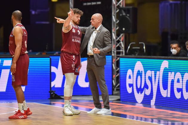 Chemnitz, Deutschland 09. Mai 2021: 1. BBL - 2020 2021 - Niners Chemnitz vs. Alba Berlin Besprechung zwischen v.li. Dominique Johnson (Chemnitz) und Trainer Rodrigo Pastore (Chemnitz) Messe Chemnitz Sachsen Copyright: xFotostandx xDostmannx