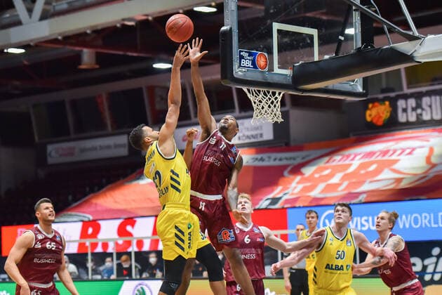 Chemnitz, Deutschland 09. Mai 2021: 1. BBL - 2020 2021 - Niners Chemnitz vs. Alba Berlin v. li. im Zweikampf Johannes Thiemann (Berlin) und Isiaha Mike (Chemnitz) Messe Chemnitz Sachsen Copyright: xFotostandx xDostmannx