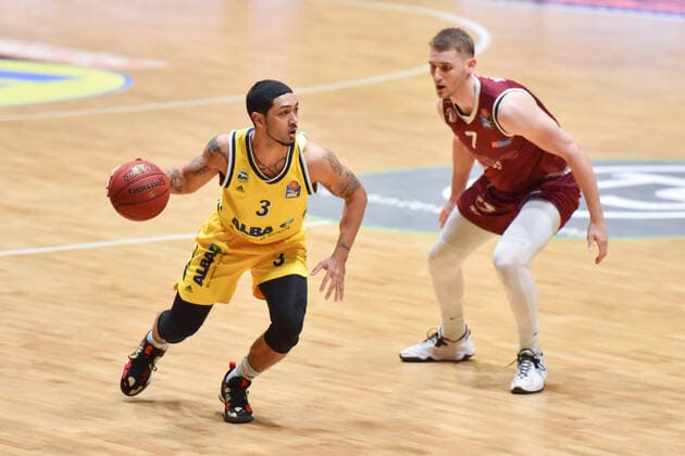 Chemnitz, Deutschland 09. Mai 2021: 1. BBL - 2020 2021 - Niners Chemnitz vs. Alba Berlin v. li. im Zweikampf Peyton Siva (Berlin) und Jonas Richter (Chemnitz) Messe Chemnitz Sachsen Copyright: xFotostandx xDostmannx