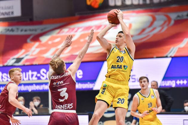 Chemnitz, Deutschland 09. Mai 2021: 1. BBL - 2020 2021 - Niners Chemnitz vs. Alba Berlin v. li. im Zweikampf Malte Ziegenhagen (Chemnitz) und Simone Fontecchio (Berlin) Messe Chemnitz Sachsen Copyright: xFotostandx xDostmannx