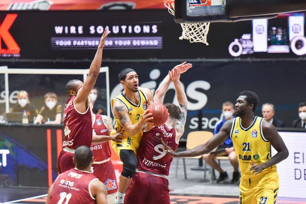 Chemnitz, Deutschland 09. Mai 2021: 1. BBL - 2020 2021 - Niners Chemnitz vs. Alba Berlin v. li. im Zweikampf Virgil Matthews (Chemnitz), Peyton Siva (Berlin) und Dominique Johnson (Chemnitz) Messe Chemnitz Sachsen Copyright: xFotostandx xDostmannx