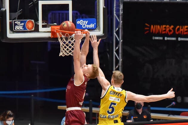 Chemnitz, Deutschland 09. Mai 2021: 1. BBL - 2020 2021 - Niners Chemnitz vs. Alba Berlin v. li. im Zweikampf Luis Figge (Chemnitz) beim Korbleger und Niels Giffey (Berlin) Messe Chemnitz Sachsen Copyright: xFotostandx xDostmannx