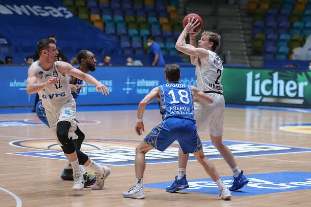 Johannes Richter,(Hamburg Towers, 12),Rahon Joe,(Fraport Skyliners, 18),Swing Jordan,(Hamburg Towers, 2), , GER, Basketball,Fraport Skyliners - EWE Baskets Oldenburg, 02.05.2021, Frankfurt Copyright: xEibner-Pressefoto UlrichxScherbaumx EP_usm