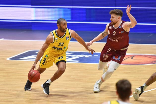 Chemnitz, Deutschland 09. Mai 2021: 1. BBL - 2020 2021 - Niners Chemnitz vs. Alba Berlin v. li. im Zweikampf Jayson Granger (Berlin) und Dominique Johnson (Chemnitz) Messe Chemnitz Sachsen Copyright: xFotostandx xDostmannx